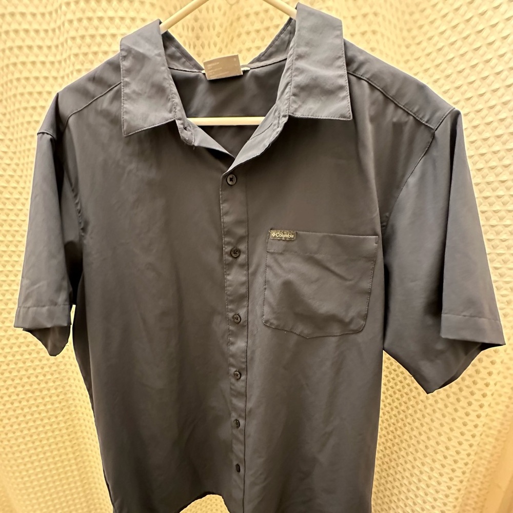 Men’s short sleeve dress Shirt Size L By Columbia Color: Blue